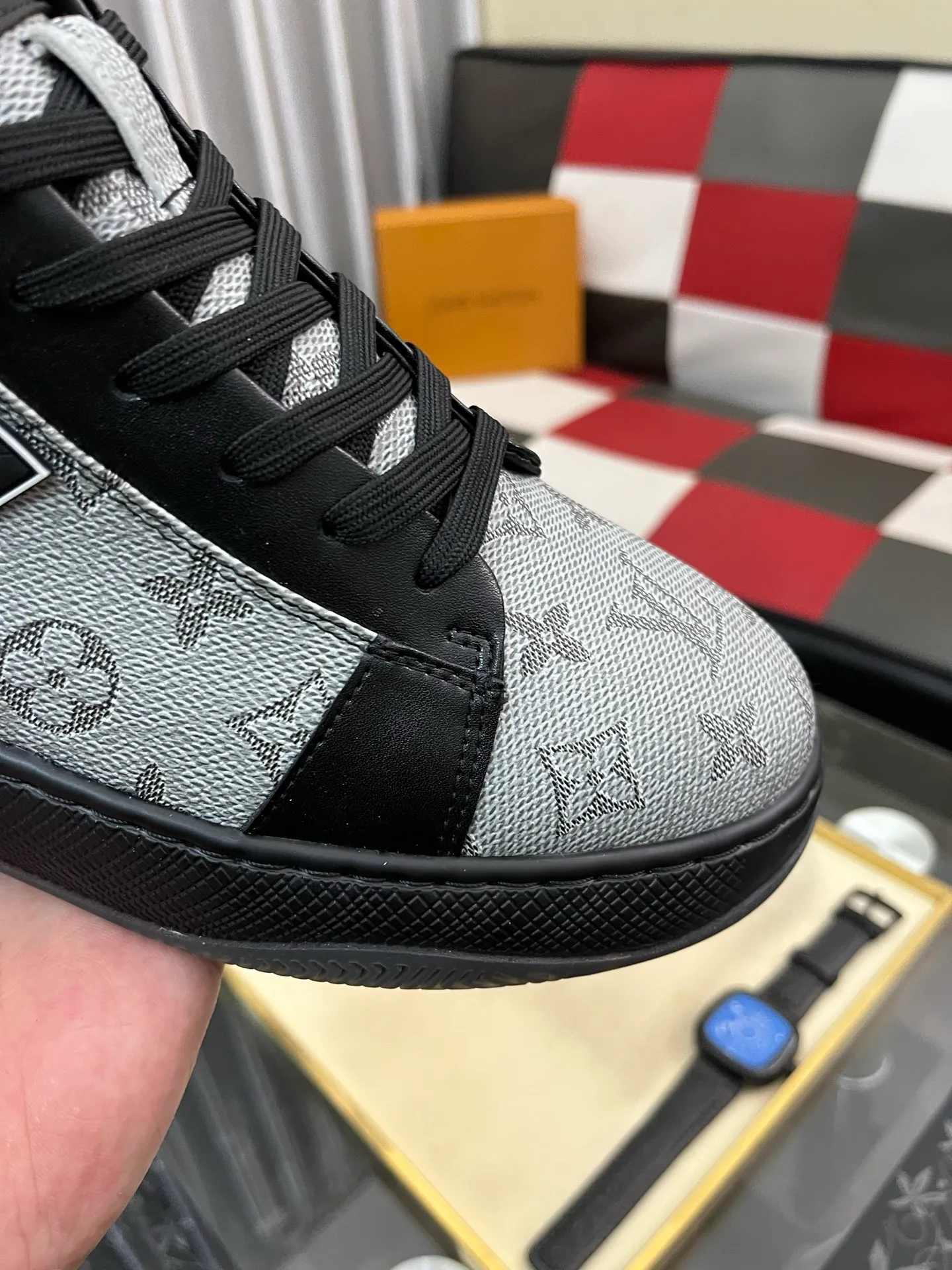 Men's shoes 💰: 438⌚️⌚️《Louis vuitton/LV Louis Vuitton》original quality.~ Unique modern style sneakers. 🏃A must-have casual shoe for trendy men😍😍 Original brand imported from Italy, imported original leather, cowhide lining (refuses to discolor and grind feet) sole: original sole provided by the original factory, French lazy style design ⚠️Fit to the feet, original quality, super comfortable original sole. Code number: 38-443️⃣Colors available